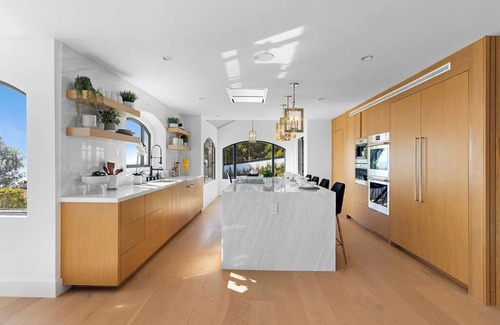 Eastern Malibu House | Villa Costera - Tree-Lined Tranquility: 3-Level Entertainer's Dream