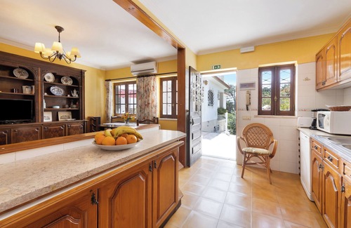 Praia das Macas Villa | Villa 'Cottage Sete Mares' with Mountain View, Wi-Fi and Air Conditioning
