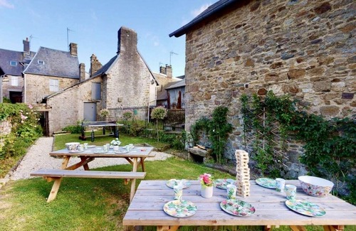 Villedieu-les-Poeles Cottage | Villa + Cour Paradis 22 pers 2 Cottage : billiards, 20 min sea