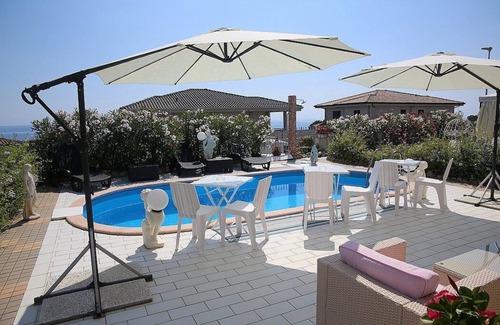 Tortora Marina House | Villa Croma: An elegant and welcoming three-story townhouse which faces the sun and the sea, with Free WI-FI.