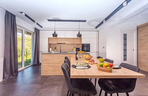 Klis Villa | VILLA CVITA is a modern 5-bedroom villa with a Jacuzzi, a Gym and Finnish Sauna, a heated pool, and amazing views