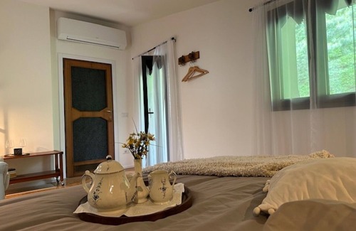 Civenna Bed & Breakfast | Villa D'ALBA with spectacular views of the mountains and Lake Room with balcony