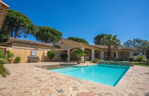 Les Brugassieres Villa | Villa 'D'Amour' with Private Terrace, Wi-Fi and Air Conditioning