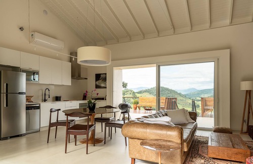 Campos do Jordao Cottage | Villa de Alto Padrão com Vista Deslumbrante com Piscina Aquecida e Sauna
