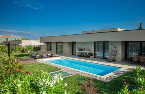 Labinci Villa | Villa Daleo with heated pool and jacuzzi near Porec