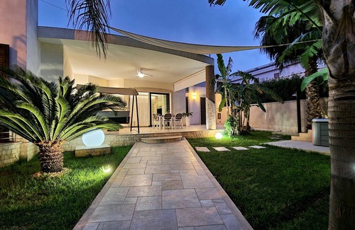 Alcamo Villa | Villa 'Davelia' with Shared Terrace, Wi-Fi and Air Conditioning
