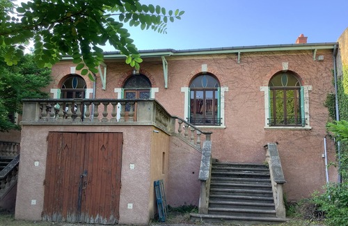 La Tour-de-Salvagny House | Villa de Charme Rétro Avec Jardin Ombragé Dans le Centre de La Tour de Salvagny