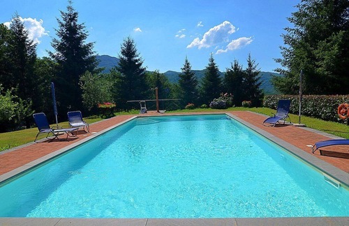 San Marcello Piteglio House | Villa delle Camelie B: A characteristic and welcoming apartment that covers the entire top floor of a villa surrounded by the greenery, with Free WI-FI.