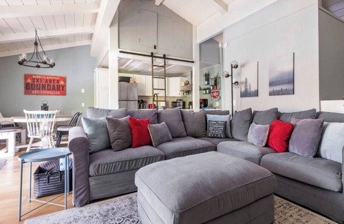 Mammoth Lakes House | Villa De Los Pinos 15-Updated retreat close to town, shops, shuttle and more!