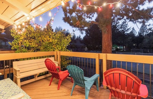 Mammoth Lakes House | Villa De Los Pinos 15-Updated retreat close to town, shops, shuttle and more!