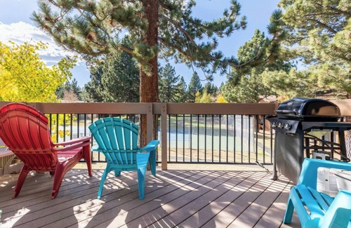 Mammoth Lakes House | Villa De Los Pinos 15-Updated retreat close to town, shops, shuttle and more!