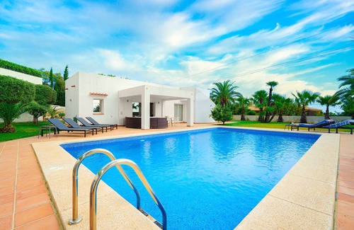 Altea la Vella Villa | Villa del Maestro is a luxury villa in quiet residence close to golf
