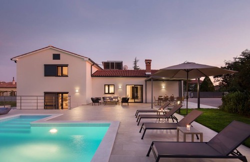 Vinez Villa | Villa del Sol is luxury villa with pool in greenery
