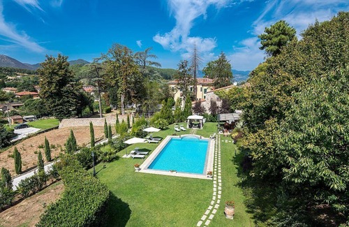 Vorno House | Villa delle Viole: An elegant and welcoming two-story apartment that is part of a villa immersed in a splendid landscape, in a lovely little hamlet, with Free WI-FI.