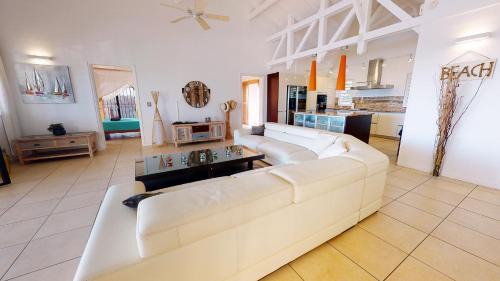 Saint-Francois Villa | Villa Deluxe l'Hacienda Villa vue mer 180 piscine jacuzzi proche plage marina golf pointe des châteaux et casino jardin clos voyage durable
