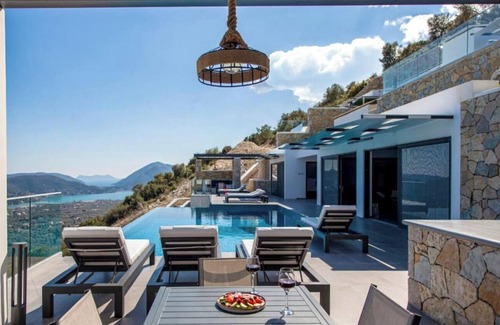 Nidri Villa | Villa "Desun Suites Green" with Private Pool, Sea View and Garden