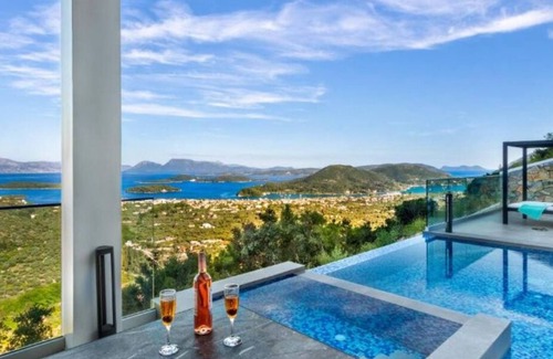 Nidri Villa | Villa "Desun Suites Grey" with Sea View, Pool & Wi-Fi