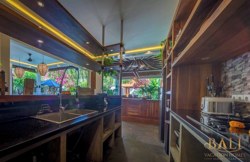 Gerokgak Villa | Villa Dewi Parwati, Bali - A dreamy holiday home! 100mtr from the Bali Sea!