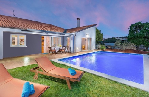 Rovinjsko Selo Villa | Villa di Rovigno with Pool, Hot Tub and Sea View