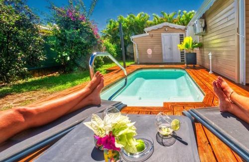 Lamentin Villa | Villa Domi des Caraïbes confortable avec une piscine chauffée, une citerne tampon, accès Netflix, adaptée pour l'accueil de jeunes enfants avec une piscine sécurisée et des jouets