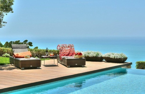 Licata Apartment | Villa Donzella Piccola, fully refundable with voucher*: An elegant and welcoming apartment that is part of a villa which faces the sun and the sea, with Free WI-FI.