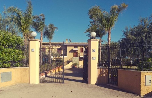 Fontane Bianche Villa | Villa Dream, with 3 bedrooms (8 people), 3 bathrooms. Direct access to the beach