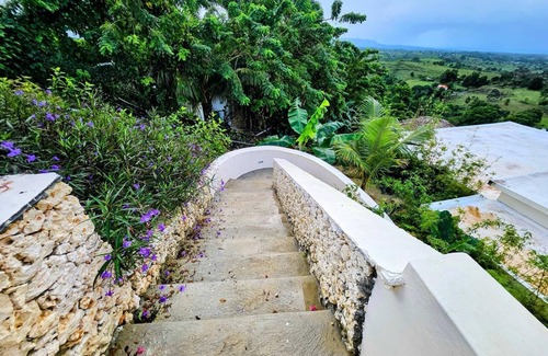 El Factor Villa | Villa elevated on a hill overlooking a majestic view of the sea