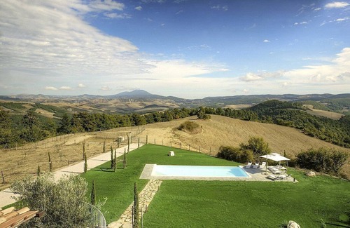 Il Poggio Villa | Villa Edesia: A characteristic and welcoming three-story villa surrounded by meadows and by green hills, with Free WI-FI.