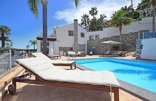 Taormina Villa | Villa Edipo Grande: A bright three-story villa which faces the sun and the sea, with Free WI-FI.