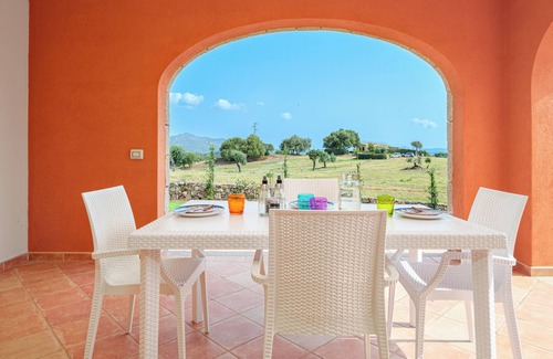 Badualga Villa | Villa "Edo" with Private Terrace, Air Conditioning & Wi-Fi