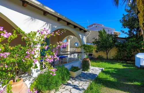 Petaleia Villa | Villa Eftihia: Traditional, easy access, amazing sunsets
