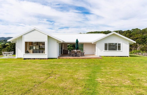 Langs Beach House | Villa Elena - Brand new, sunny, well-appointed holiday home, walking to beach