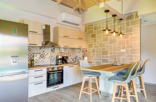 Nopigia Villa | Villa Elenitsa - Stylish Property Just 200m from Beach & Restaurants