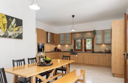 Monopari Villa | Villa Elesia, with easy access to southern beaches