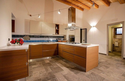 Scicli Villa | Villa Elitra: A characteristic two-story villa made of stone, with Free WI-FI.