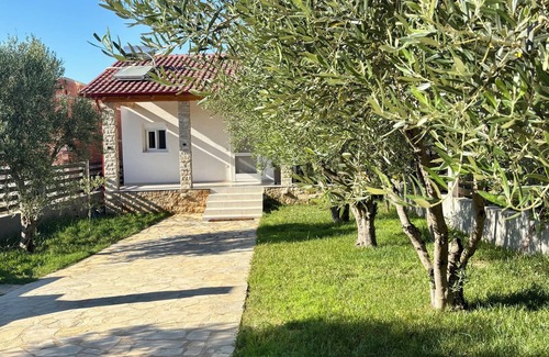 Halkidiki House | Villa Eliza: cozy,luxury 2' from the sea with TVs in every room,garden & BBQ
