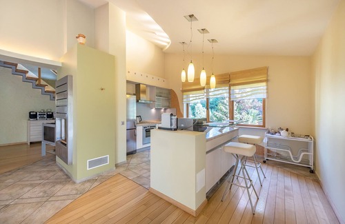 Business District Villa | Villa EverGreen in downtown with private garden (Garage parking/Terrace/Hot tub)