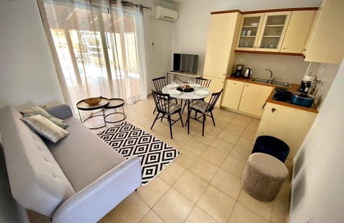 Asprouliani Apartment | Villa Evgenia︱A Plain Lodge w/Pool in the Village