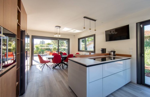 Andernos-les-Bains Villa | Villa Fabienne in city center with heated pool