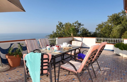 Castellabate Historic Centre Apartment | Villa Felice 5 minutes from the historic village center with fantastic sea views
