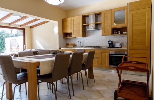 Porto Pino Villa | Villa Fenicottero: Elegant Private Oasis with Pool, Near Crystal Clear Seannn