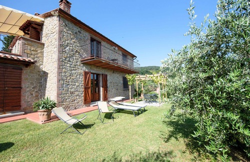 Lisciano Niccone Villa | Villa for 10 people with pool with a "truly wonderful" view to Lake Trasimeno