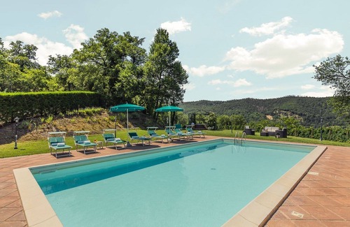 Ripoli Villa | Villa for 10 People with pool in the Heart of Tuscany