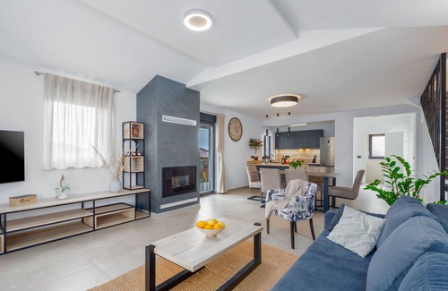 Montizana Villa | Villa for 4-6 people, pool, loungers, garden, panoramic sea view