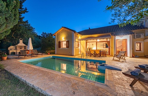 Neromilos Villa | Villa for 6 p. with private pool 400 m from the sea