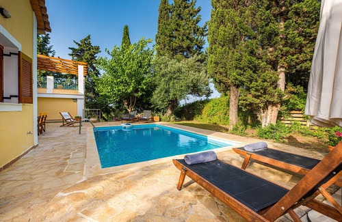 Neromilos Villa | Villa for 6 p. with private pool 400 m from the sea