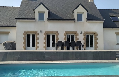 Kerherou Villa | Villa for 8 people with swimming pool and jacuzzi in a quiet seaside location