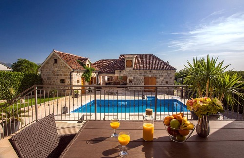 Lovrec Villa | Villa for 8 persons with heated private pool and jacuzzi, fully AC