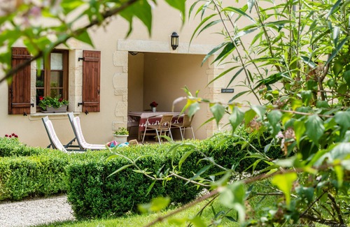 Brantome-en-Perigord Villa | Villa for 1-10 in Dordogne, resto across the lawns and just a stroll to Brantome