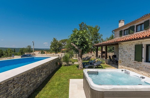 Kanfanar Cottage | Villa for up to 6 persons with jacuzzi, private garden, WiFi, A/C